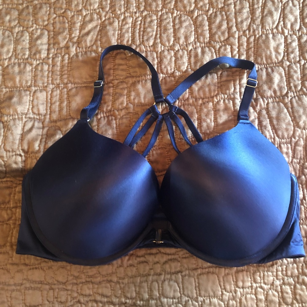 Victoria’s Secret blue bombshell 38C